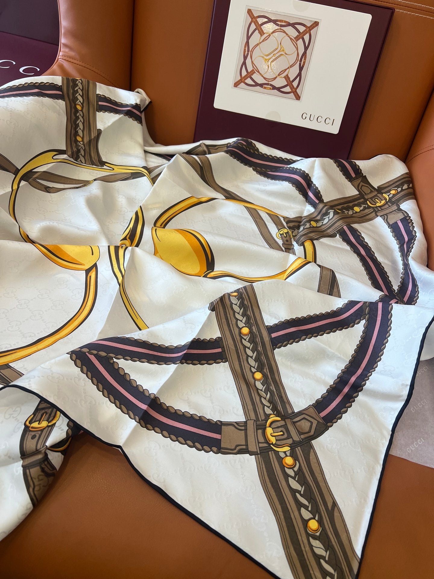 Lenço Gucci Quadrado de Seda Cor Fundo Creme/Marfim