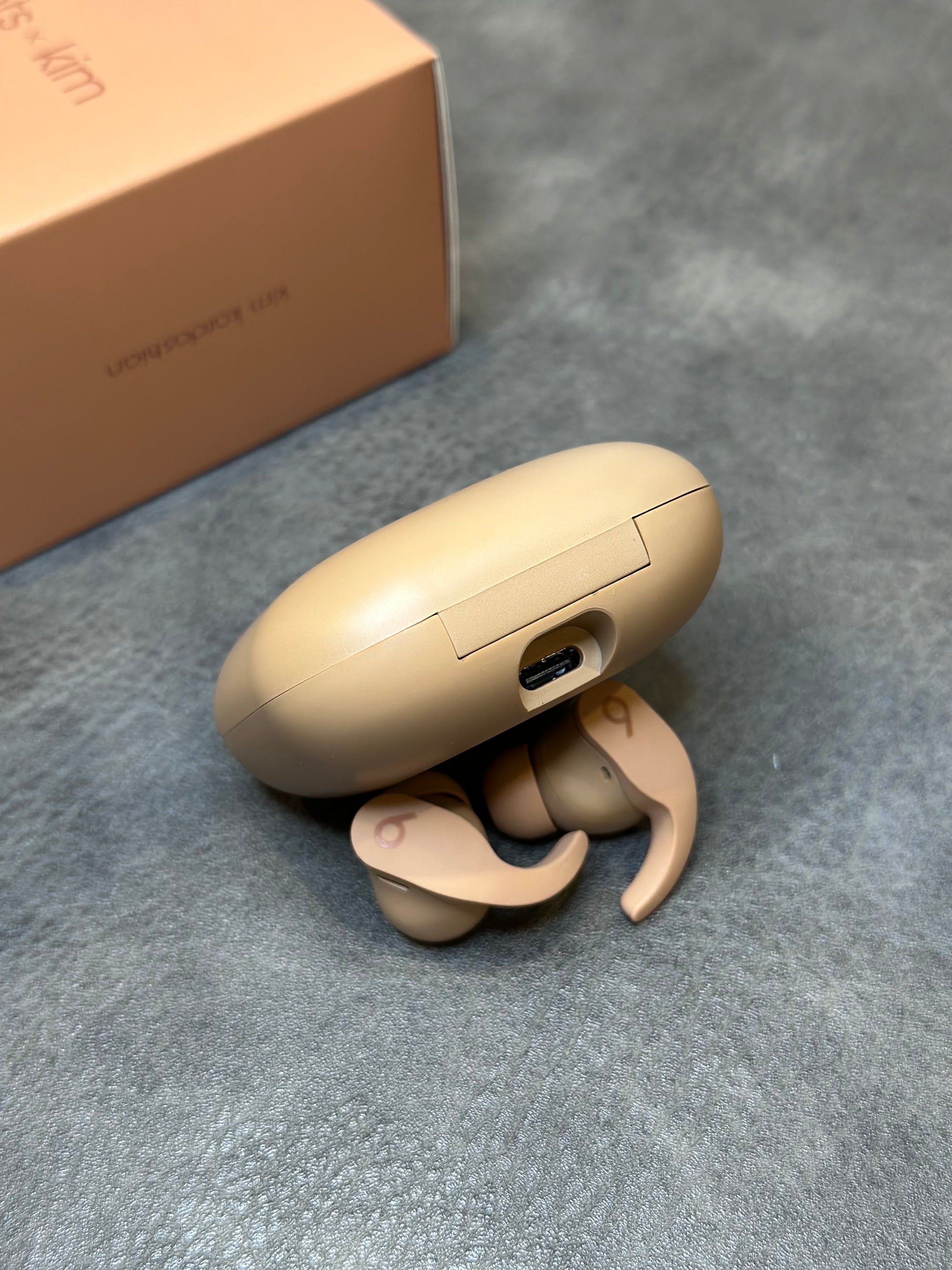 Beats Fit Pro x Kim com pop-up