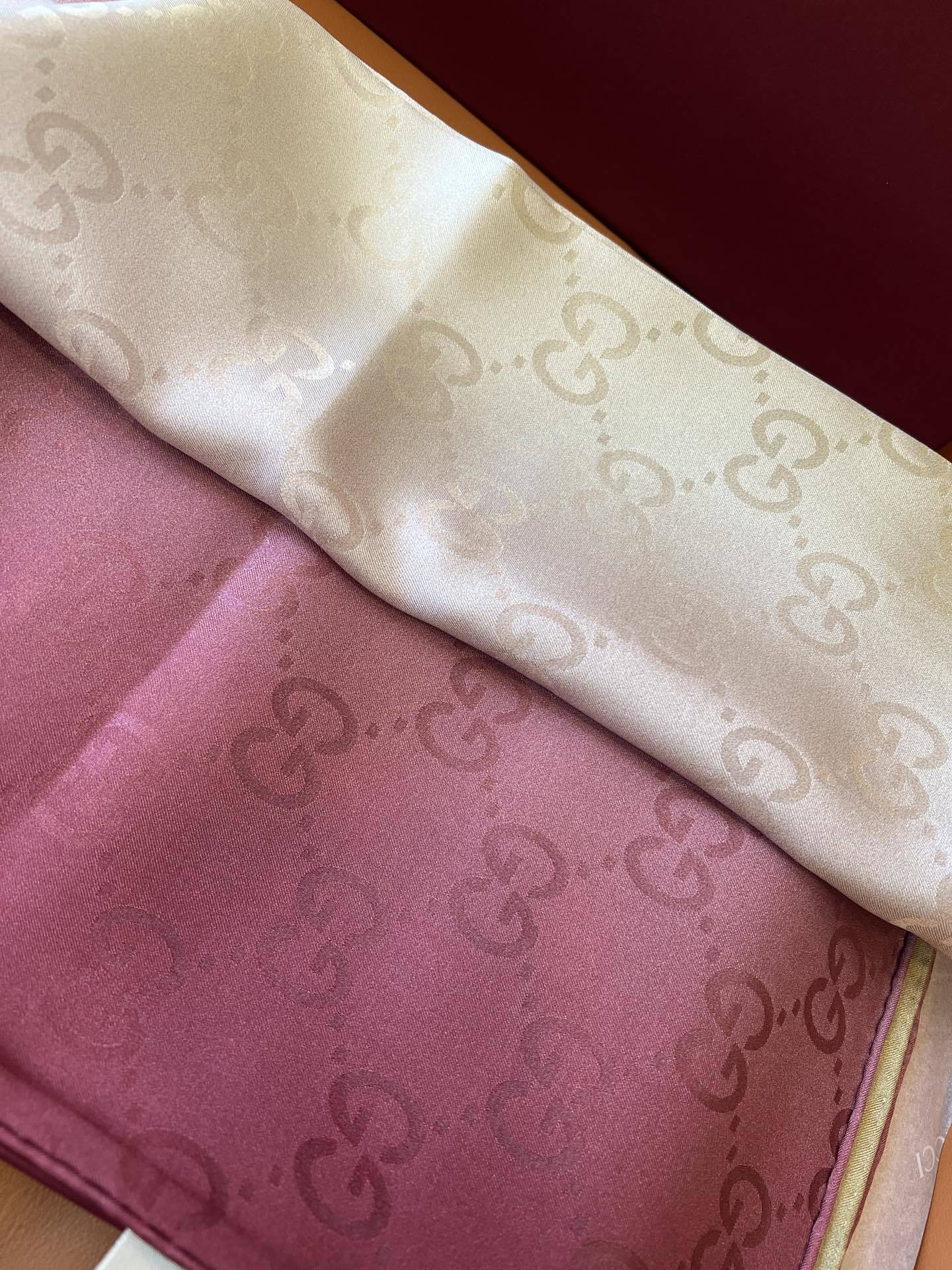 Lenço Gucci Quadrado de Seda Cor Degradê Rosado