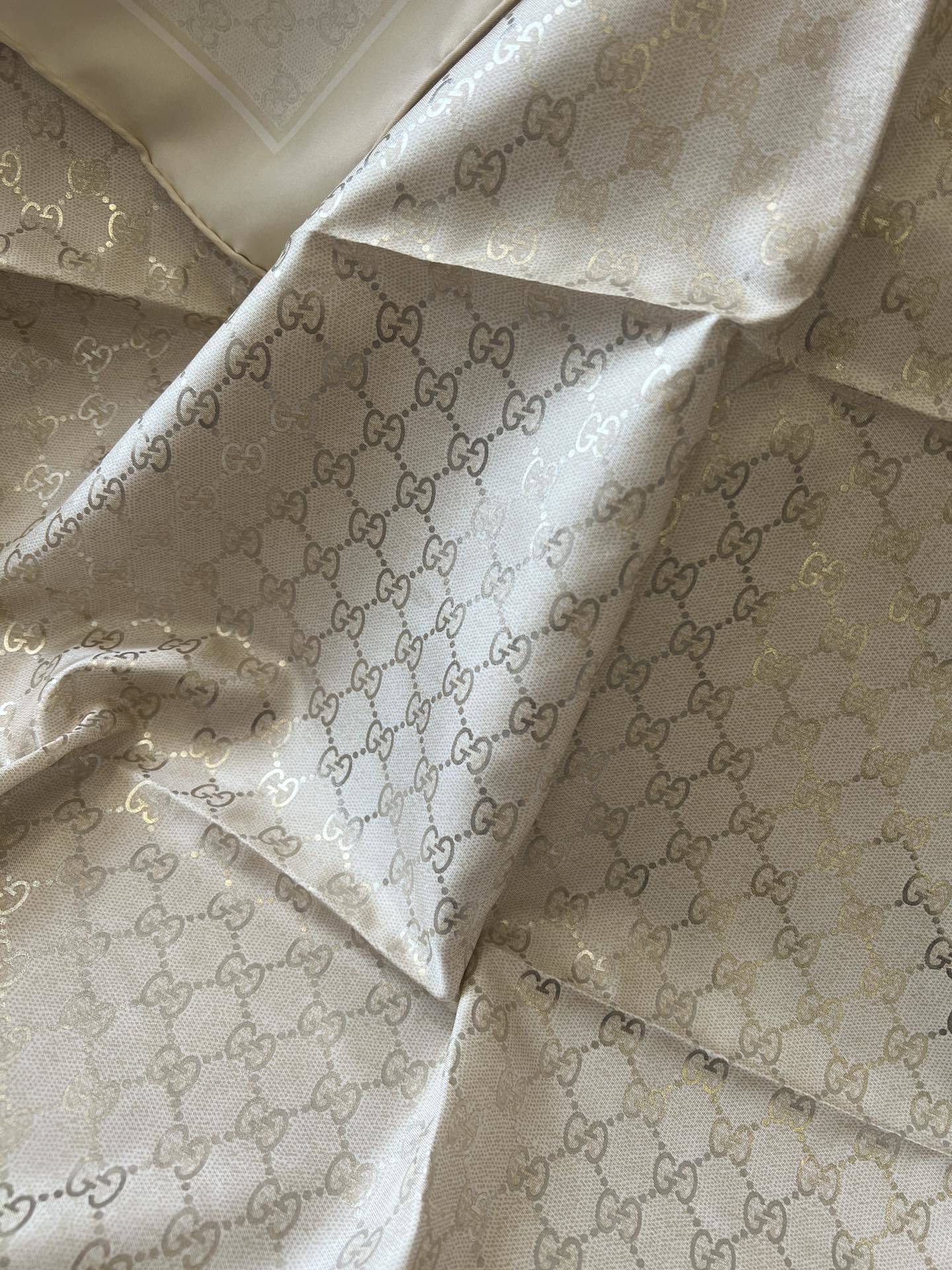 Lenço Gucci Quadrado de Seda Cor Off-white / Creme Perolado