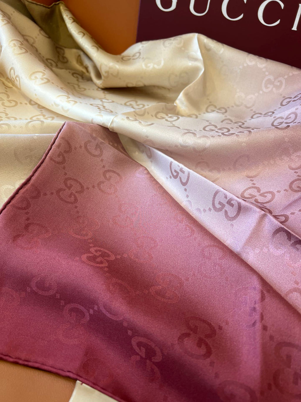 Lenço Gucci Quadrado de Seda Cor Degradê Rosado