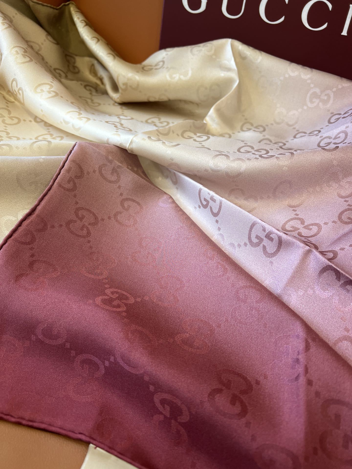 Lenço Gucci Quadrado de Seda Cor Degradê Rosado