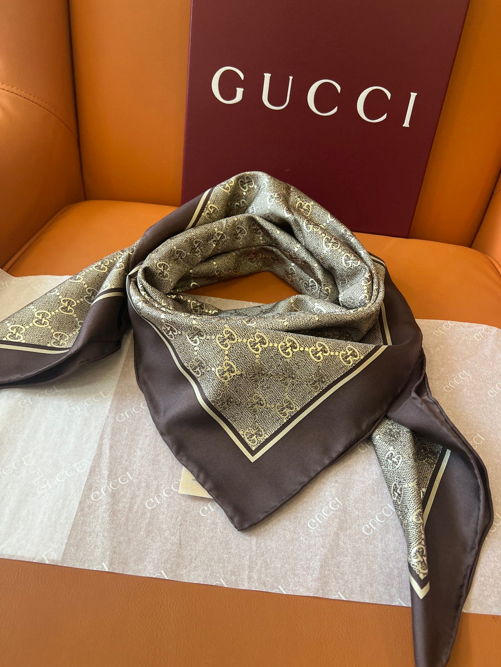 Lenço Gucci Quadrado de Seda Cor Marrom Escuro / Dourado