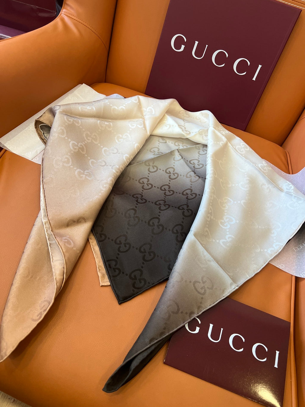 Lenço Gucci Quadrado de Seda Cor Marfim, Bege e Marrom Café.