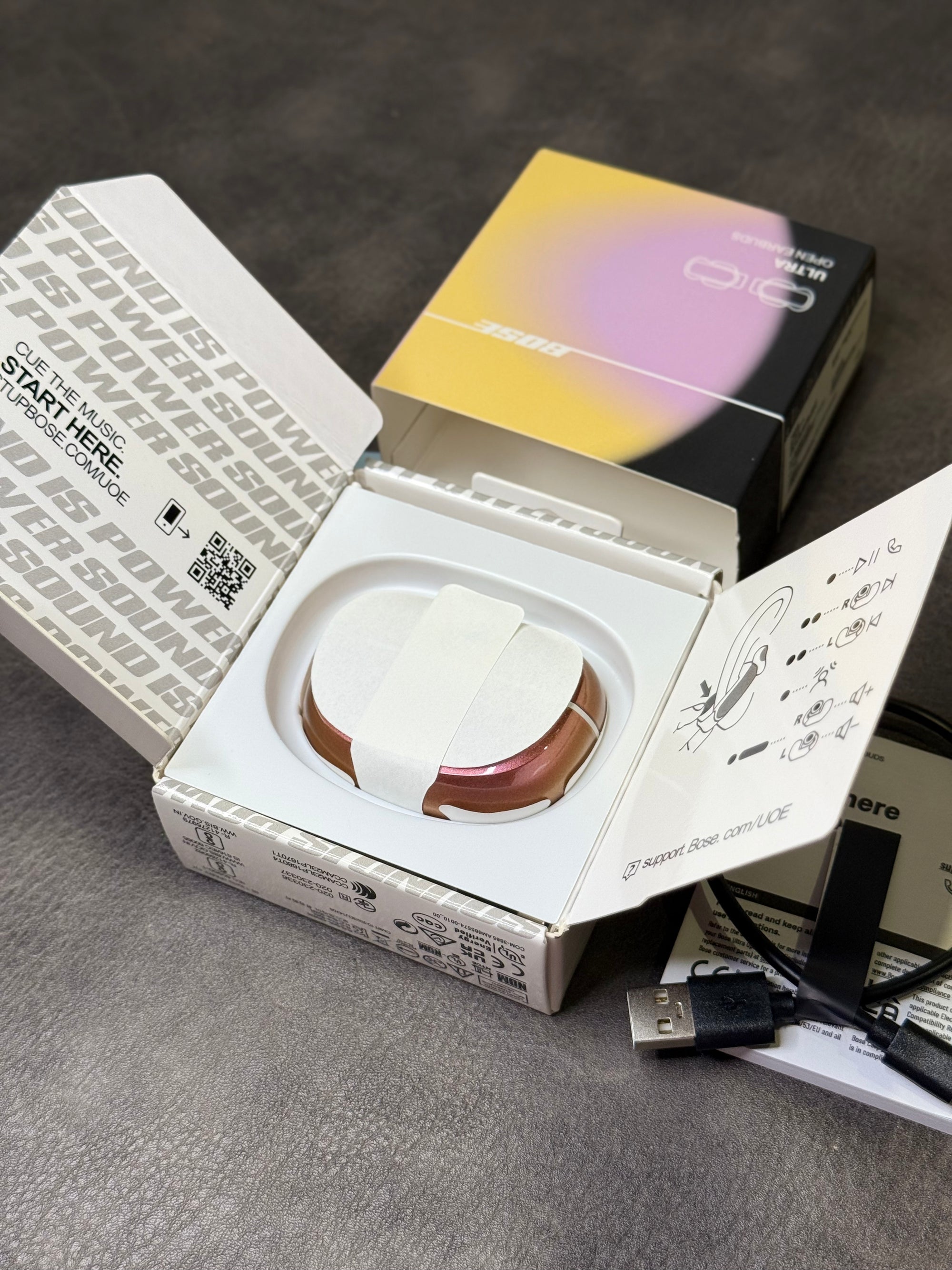 Fones de ouvido Bose Ultra Ear Clip Open na edição Poison