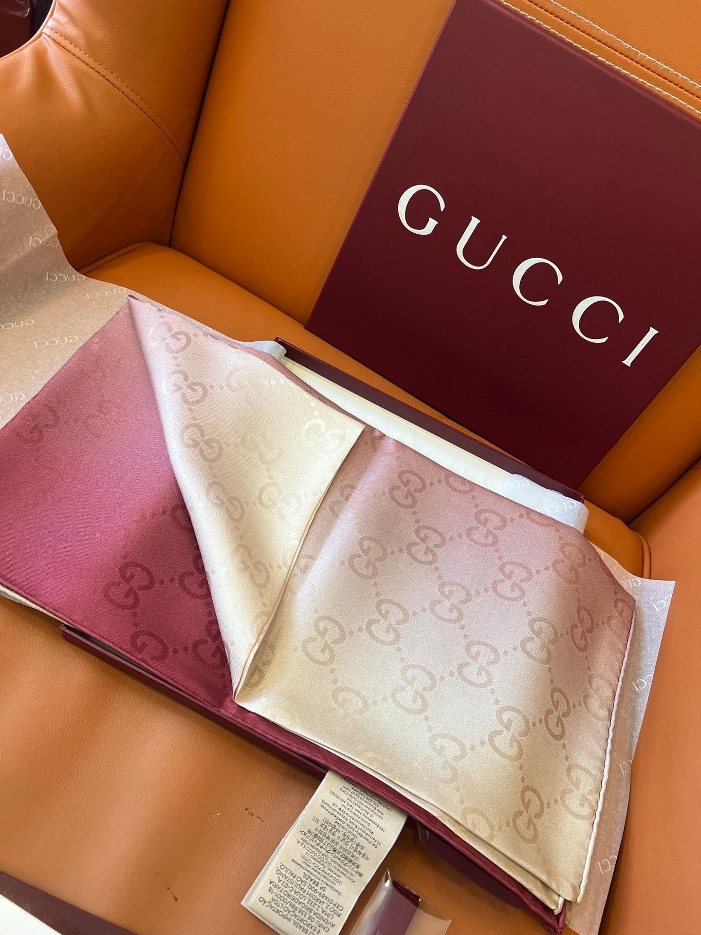 Lenço Gucci Quadrado de Seda Cor Degradê Rosado