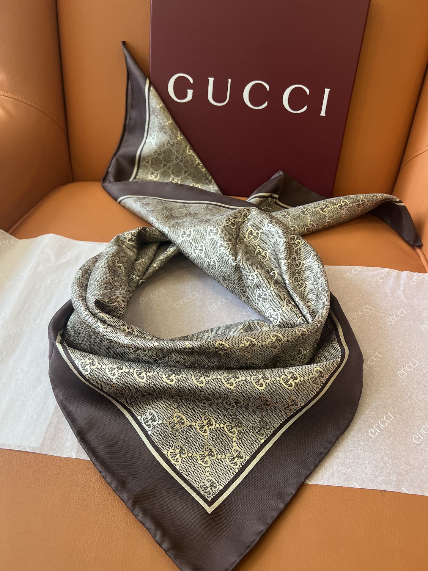 Lenço Gucci Quadrado de Seda Cor Marrom Escuro / Dourado