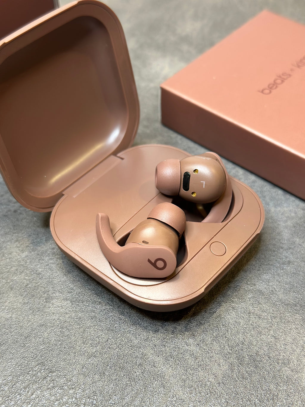 Beats Fit Pro x Kim com pop-up