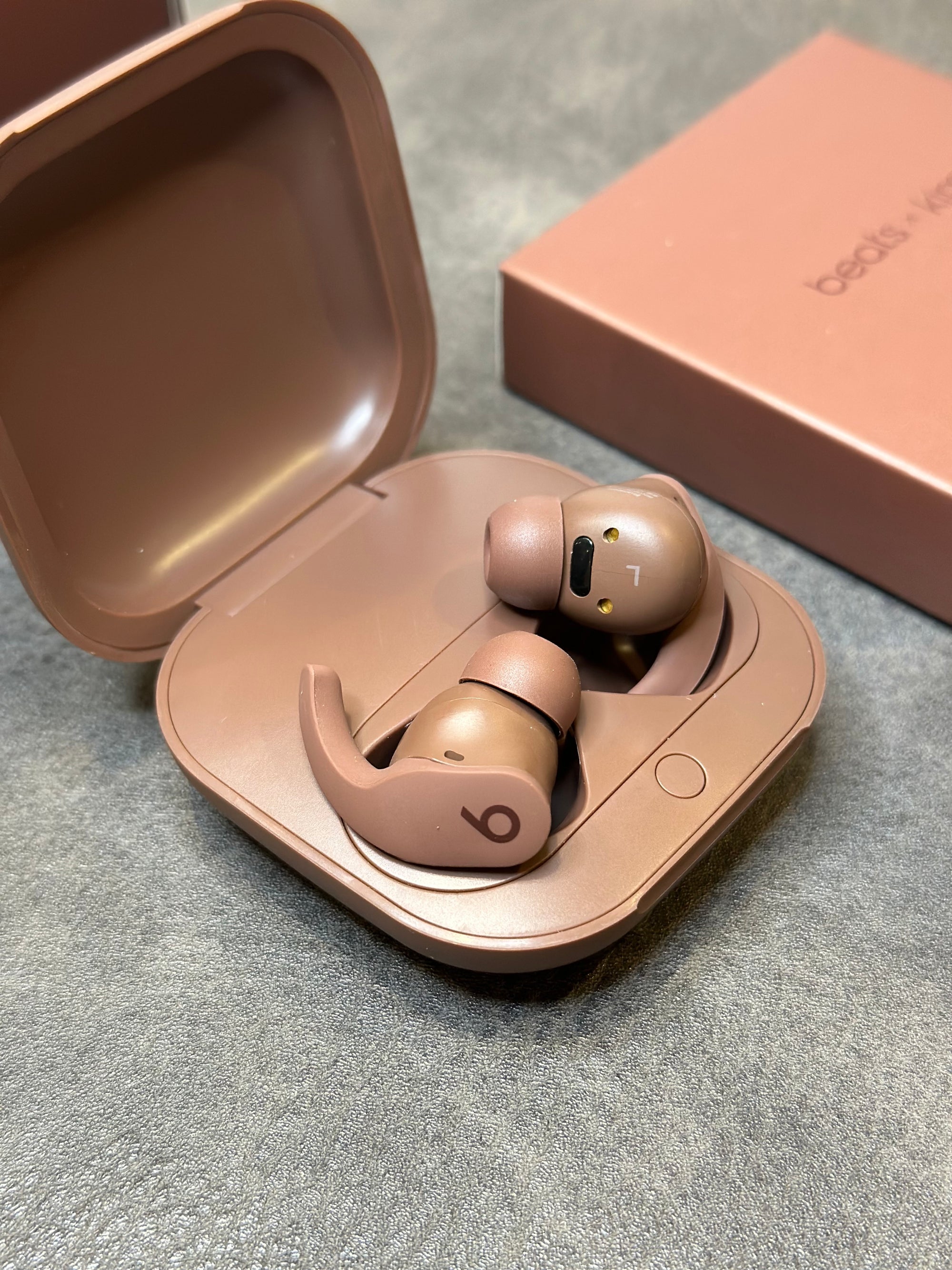 Beats Fit Pro x Kim com pop-up