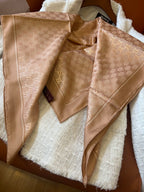 Lenço Gucci Quadrado de Seda Cor Nude Com Fundo Bege Rosado