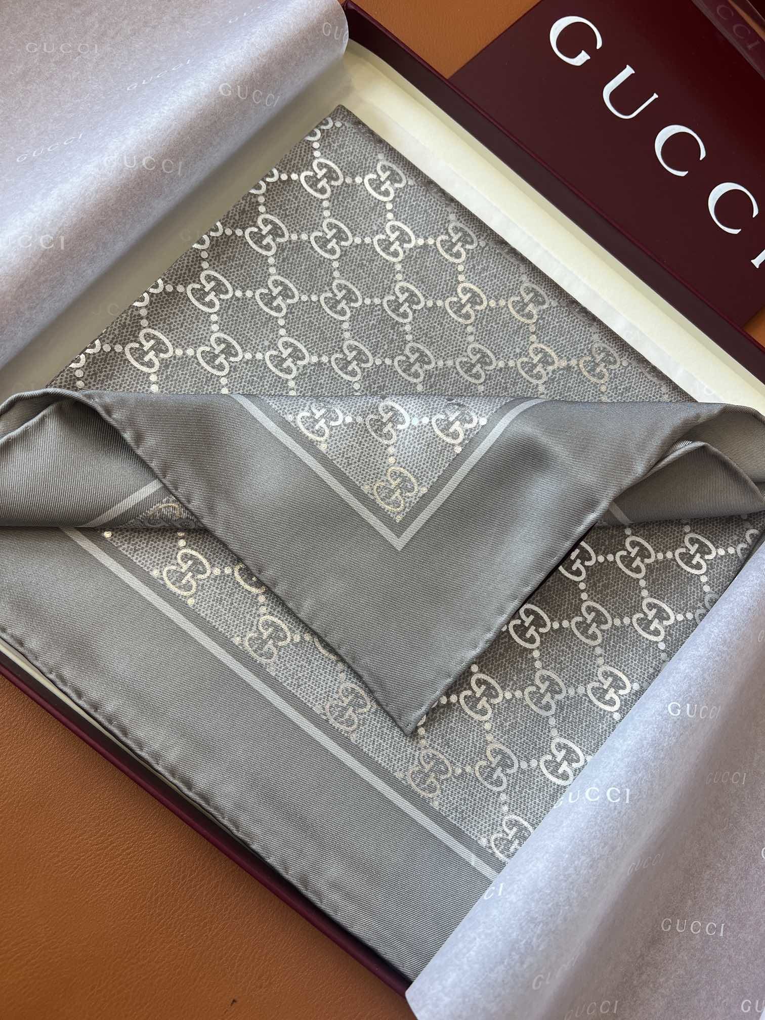 Lenço Gucci Quadrado de Seda Cor Cinza Prateado