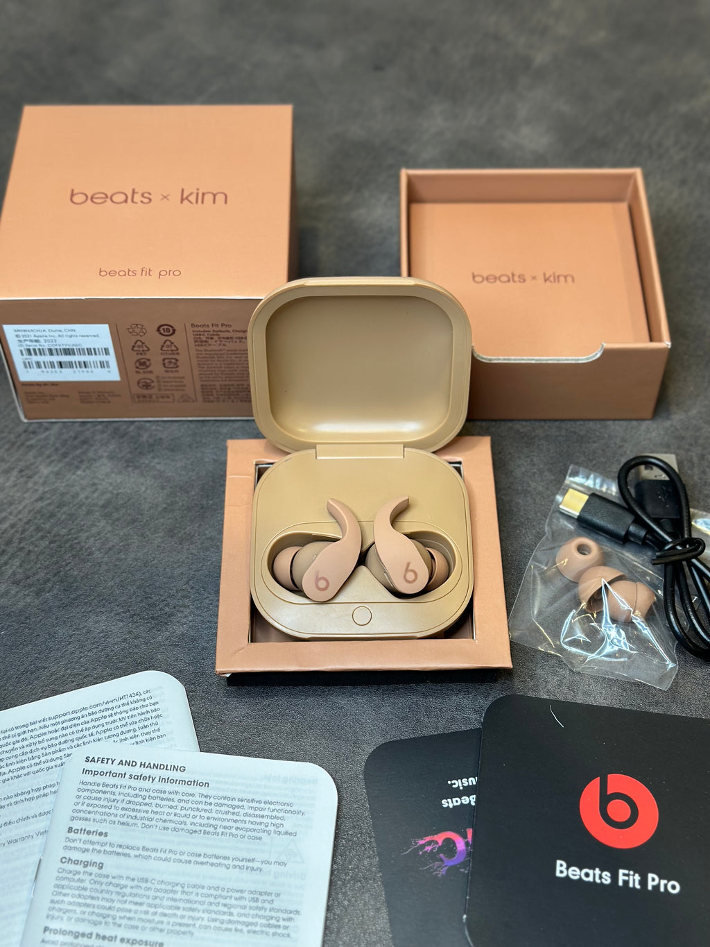 Beats Fit Pro x Kim com pop-up
