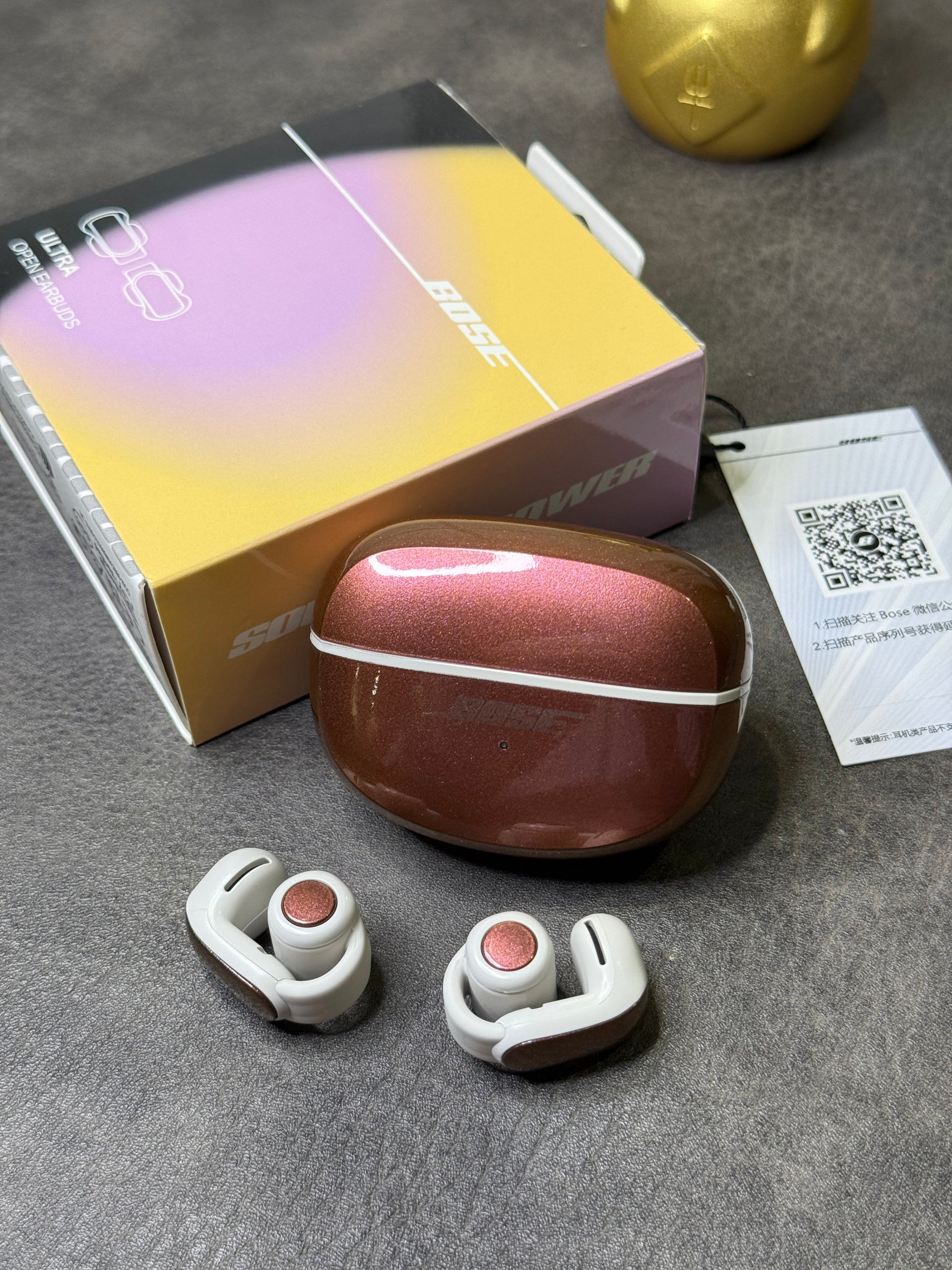 Fones de ouvido Bose Ultra Ear Clip Open na edição Poison