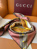 Lenço Gucci Quadrado de Seda Cor Rosa Antigo, Creme e Marrom Tabaco