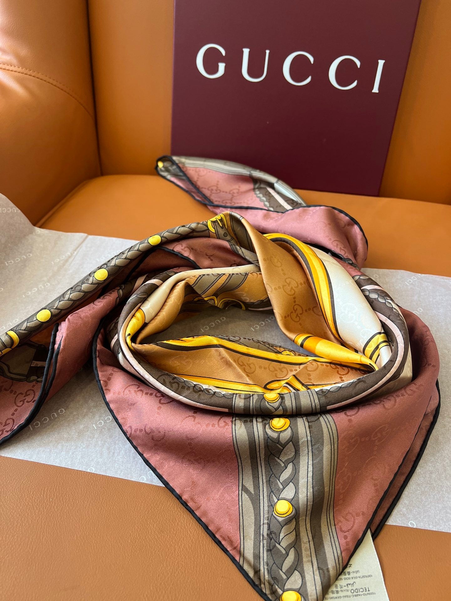 Lenço Gucci Quadrado de Seda Cor Rosa Antigo, Creme e Marrom Tabaco
