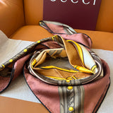 Lenço Gucci Quadrado de Seda Cor Rosa Antigo, Creme e Marrom Tabaco