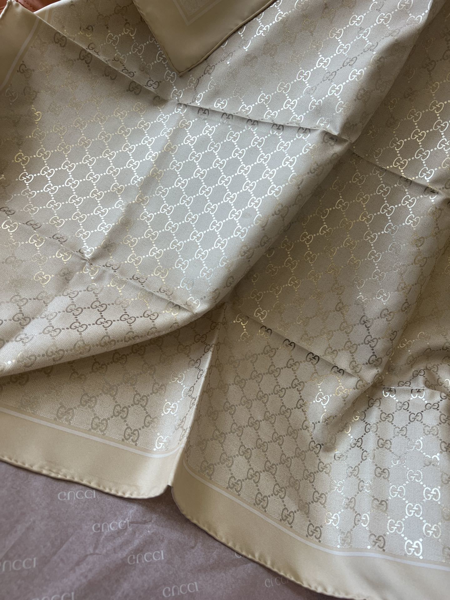 Lenço Gucci Quadrado de Seda Cor Off-white / Creme Perolado