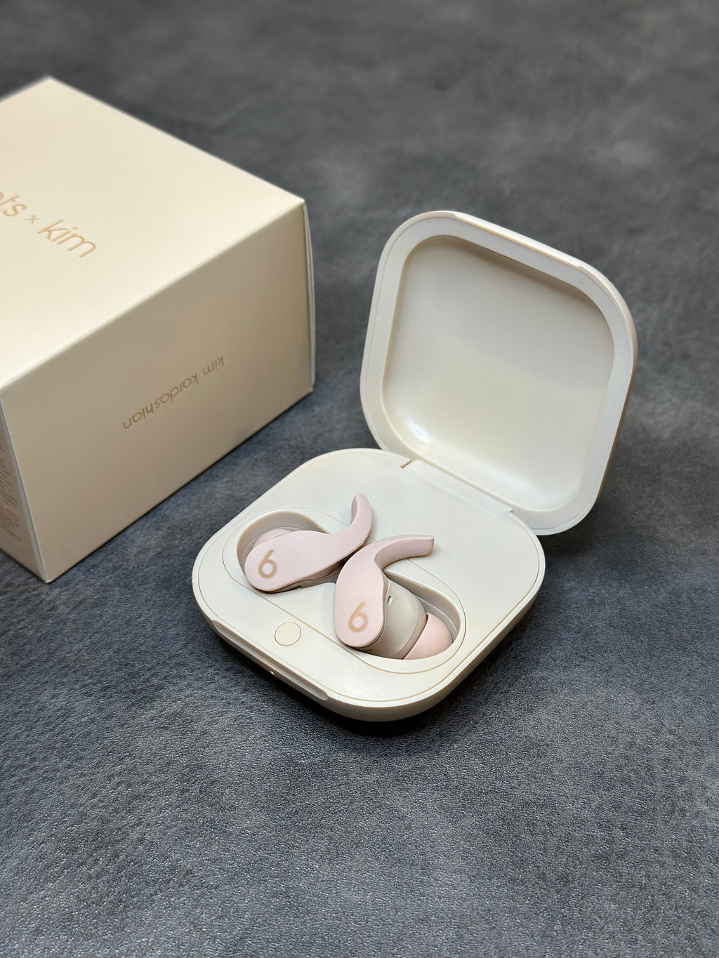 Beats Fit Pro x Kim com pop-up