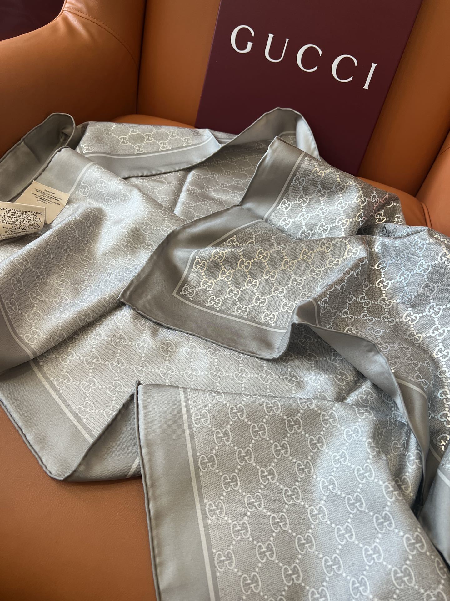Lenço Gucci Quadrado de Seda Cor Cinza Prateado