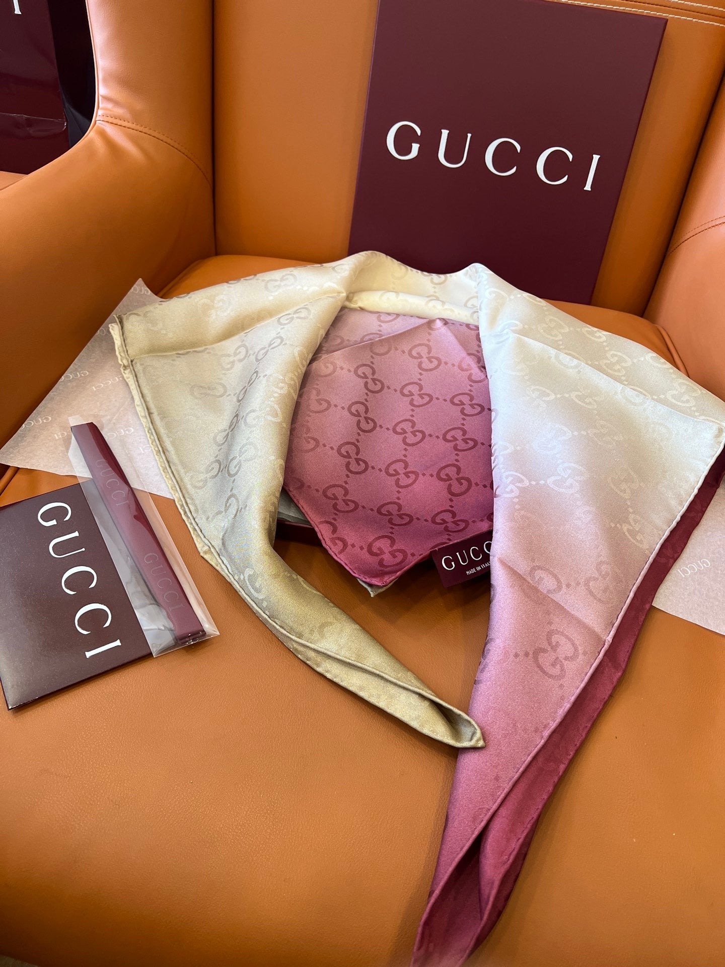 Lenço Gucci Quadrado de Seda Cor Degradê Rosado