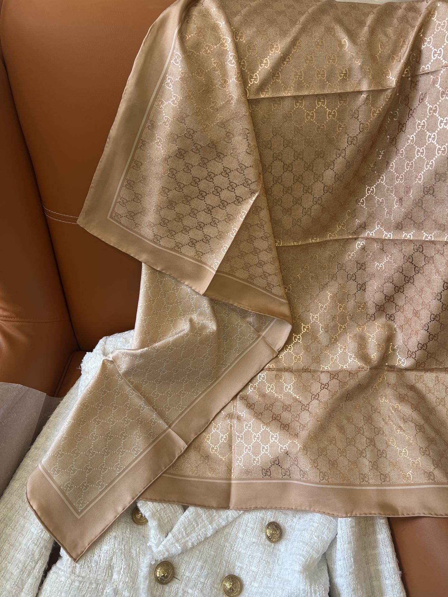 Lenço Gucci Quadrado de Seda Cor Nude Com Fundo Bege Rosado