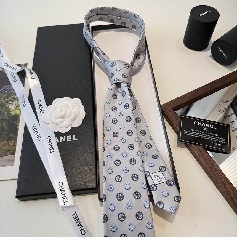 GRAVATA CHANEL DE SEDA COM PADRÃO DE MEDALHÔES GEOMETRICOS