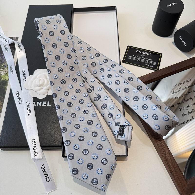 GRAVATA CHANEL DE SEDA COM PADRÃO DE MEDALHÔES GEOMETRICOS