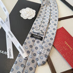 GRAVATA CHANEL DE SEDA COM PADRÃO DE MEDALHÔES GEOMETRICOS