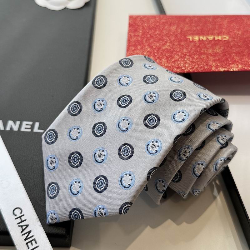 GRAVATA CHANEL DE SEDA COM PADRÃO DE MEDALHÔES GEOMETRICOS
