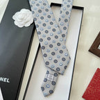 GRAVATA CHANEL DE SEDA COM PADRÃO DE MEDALHÔES GEOMETRICOS