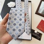 GRAVATA CHANEL DE SEDA COM PADRÃO DE MEDALHÔES GEOMETRICOS