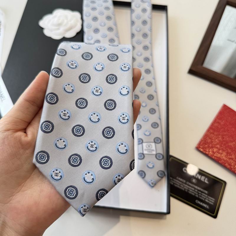 GRAVATA CHANEL DE SEDA COM PADRÃO DE MEDALHÔES GEOMETRICOS