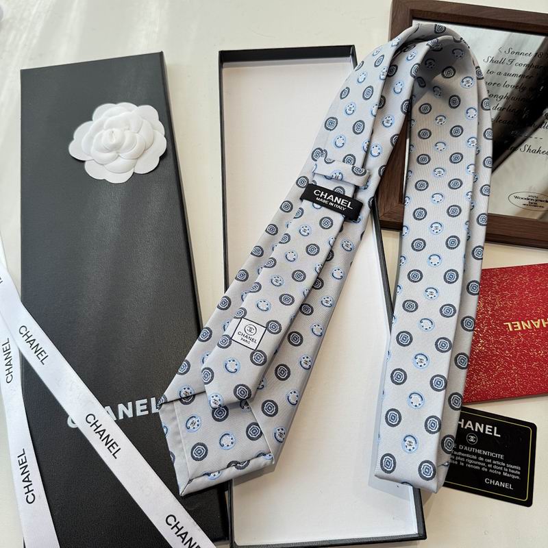 GRAVATA CHANEL DE SEDA COM PADRÃO DE MEDALHÔES GEOMETRICOS