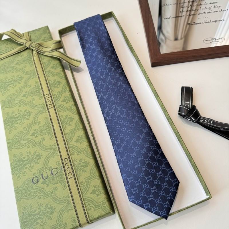 GRAVATA GUCCI  DE JACQUARD DE SEDA COM PADRÃO GG