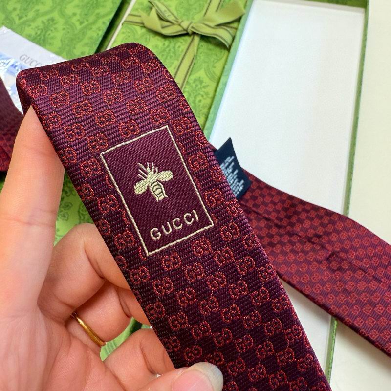 GRAVATA GUCCI GG EM JACQUART DE SEDA