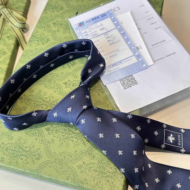 GRAVATA GUCCI DE SEDA JACQUART COM ESTAMPA DE ABELHAS GUCCI