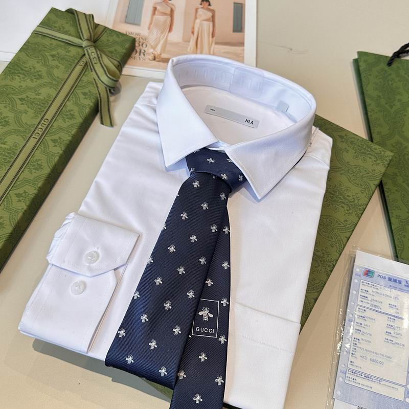 GRAVATA GUCCI DE SEDA JACQUART COM ESTAMPA DE ABELHAS GUCCI