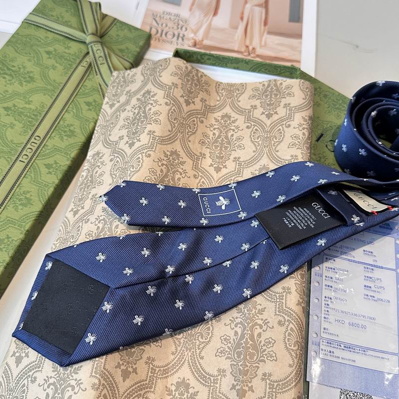 GRAVATA GUCCI DE SEDA JACQUART COM ESTAMPA DE ABELHAS GUCCI
