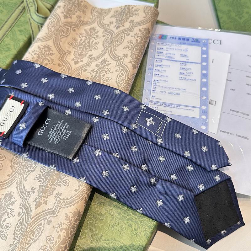 GRAVATA GUCCI DE SEDA JACQUART COM ESTAMPA DE ABELHAS GUCCI