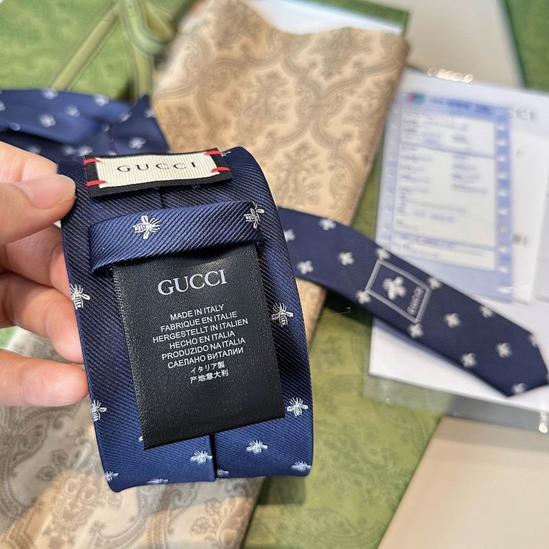 GRAVATA GUCCI DE SEDA JACQUART COM ESTAMPA DE ABELHAS GUCCI