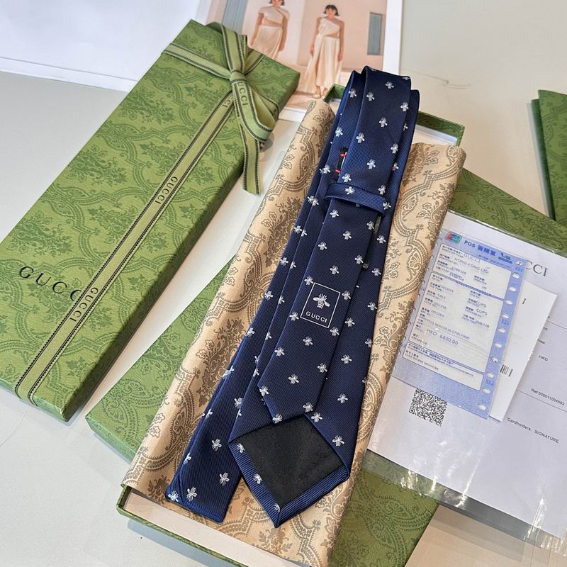 GRAVATA GUCCI DE SEDA JACQUART COM ESTAMPA DE ABELHAS GUCCI