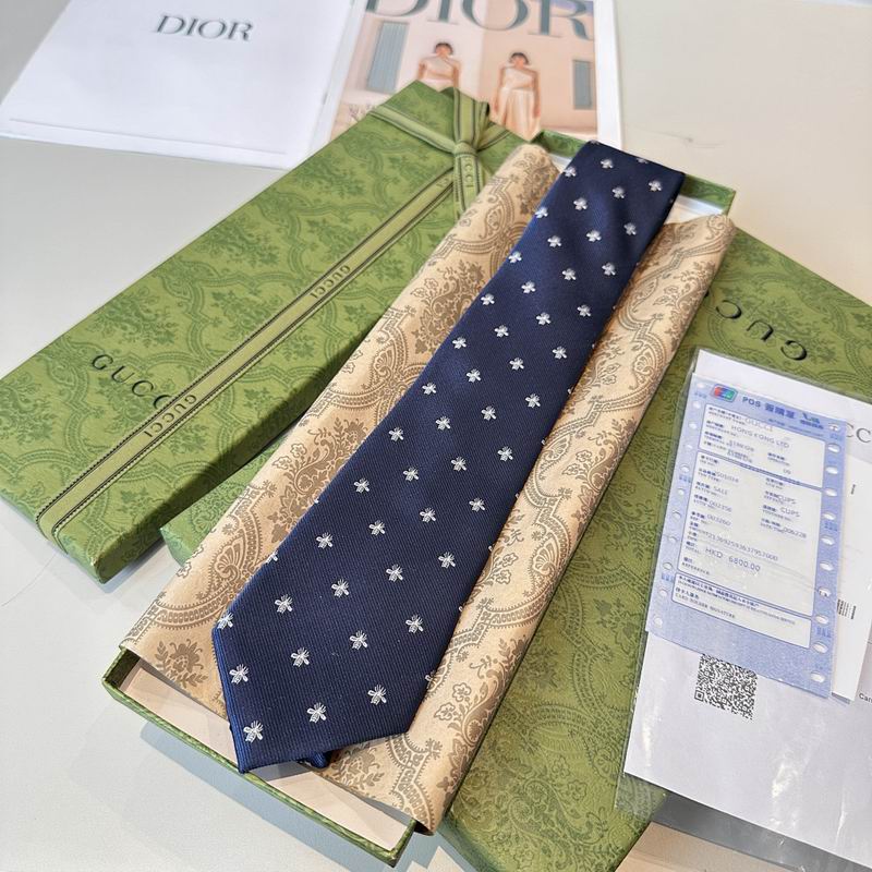 GRAVATA GUCCI DE SEDA JACQUART COM ESTAMPA DE ABELHAS GUCCI