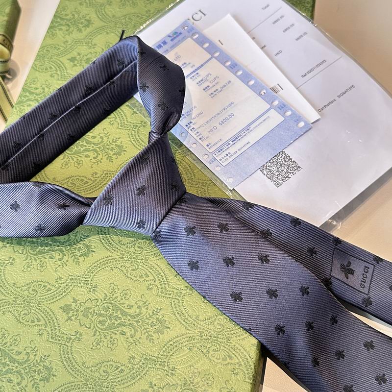 GRAVATA GUCCI DE SEDA JACQUART COM ESTAMPA DE ABELHAS GUCCI