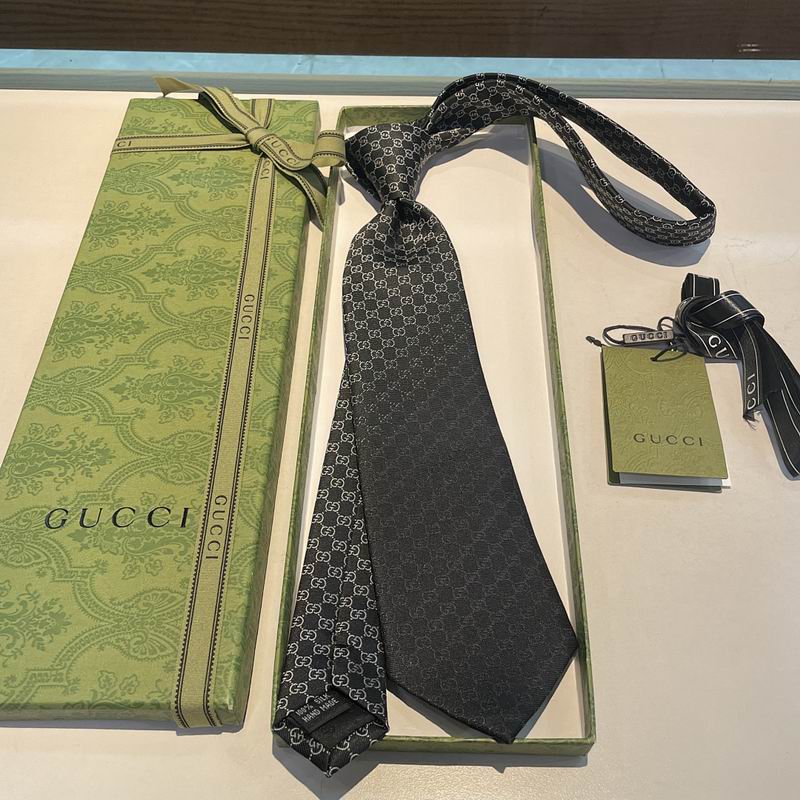GRAVATA GUCCI DE SEDA COM ESTAMPA DOUBLE G