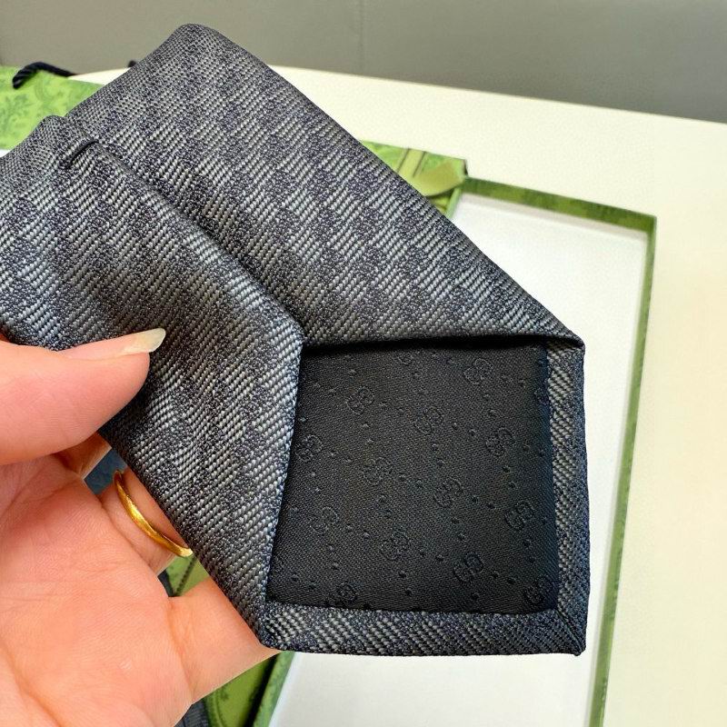 GRAVATA GUCCI GG EM JACQUART DE SEDA