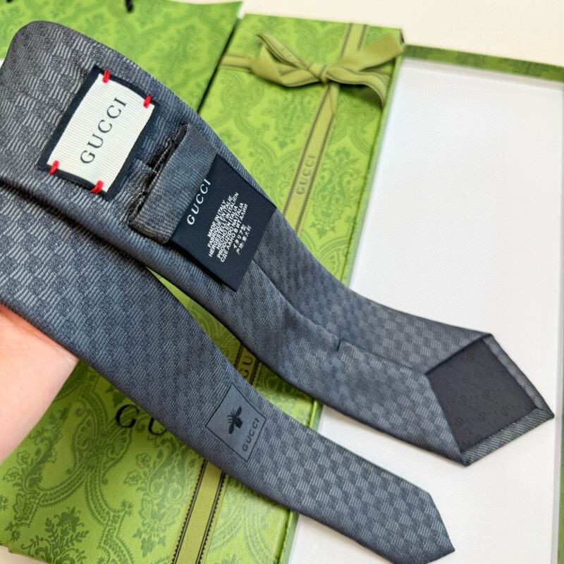 GRAVATA GUCCI GG EM JACQUART DE SEDA