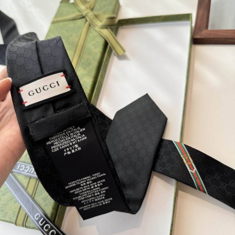 GRAVATA GUCCI  DE JACQUARD DE SEDA COM PADRÃO GG
