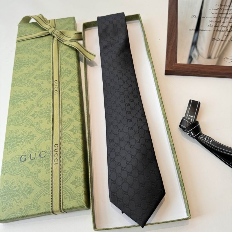 GRAVATA GUCCI  DE JACQUARD DE SEDA COM PADRÃO GG