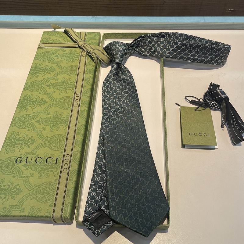 GRAVATA GUCCI DE SEDA COM ESTAMPA DOUBLE G