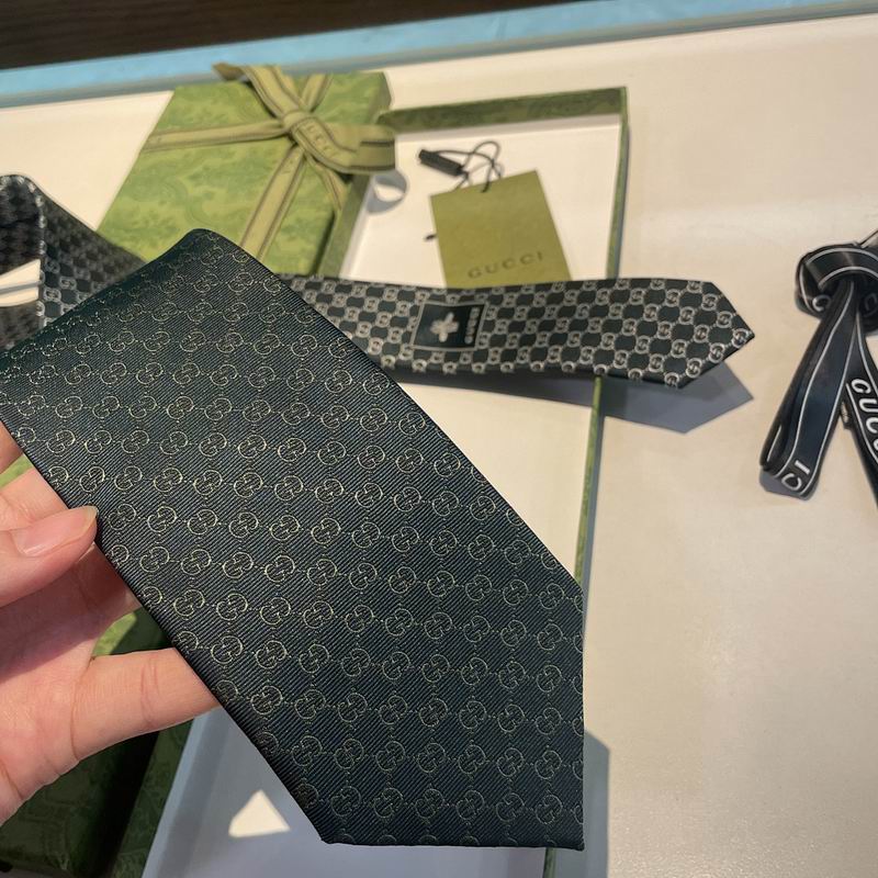 GRAVATA GUCCI DE SEDA COM ESTAMPA DOUBLE G